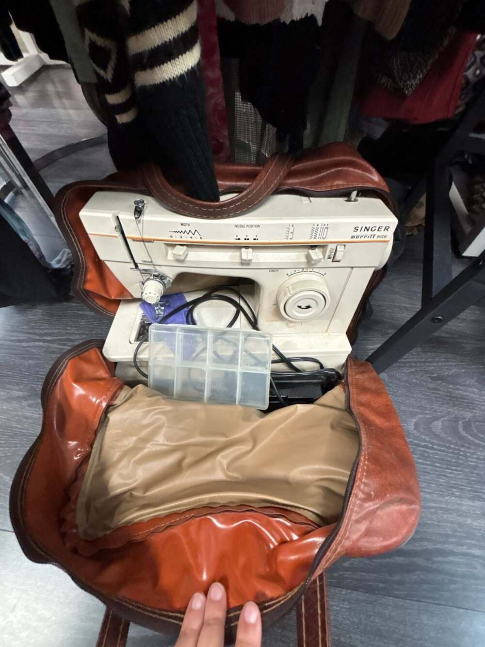 Vintage Singer Merritt 9608 Sewing Machine with Carry Bag